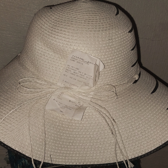 D&Y sun collection hats  ***comes with two hats one white and one off white**** - Picture 7 of 7